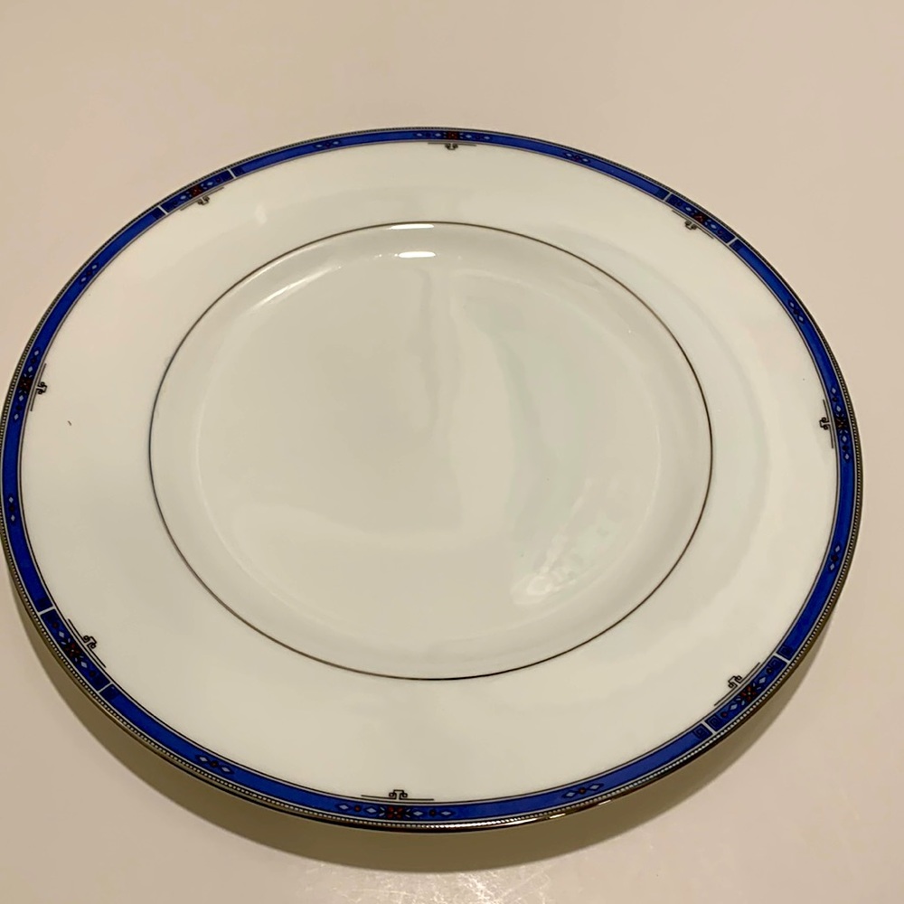 Wedgwood “Kingsbridge” dinner plate. 10 3/4” bone china.